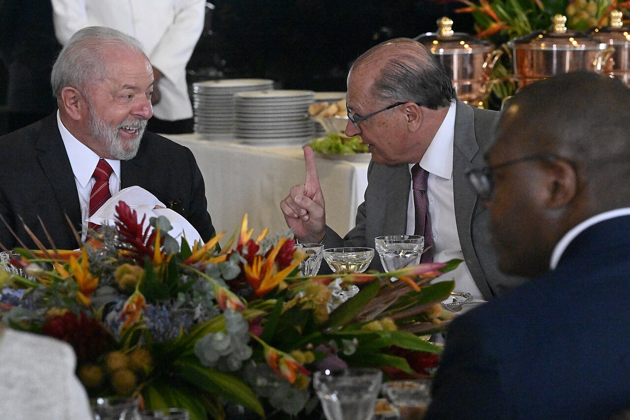 Lula é reeleito com 51,79%; Flávio Bolsonaro vence em 13 estados e no DF