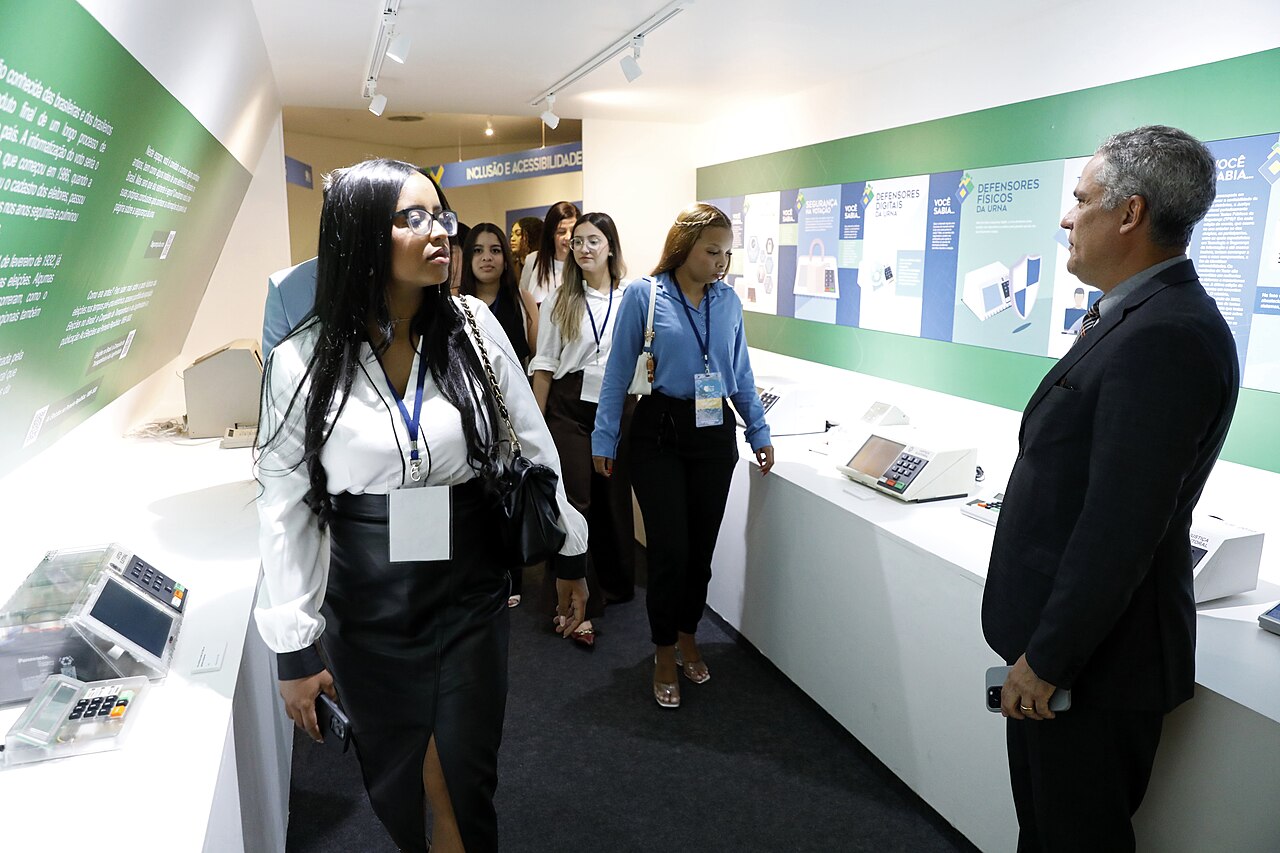 Eleitor na fila às 17h no 2º turno de 2026 ainda pode votar; veja regra