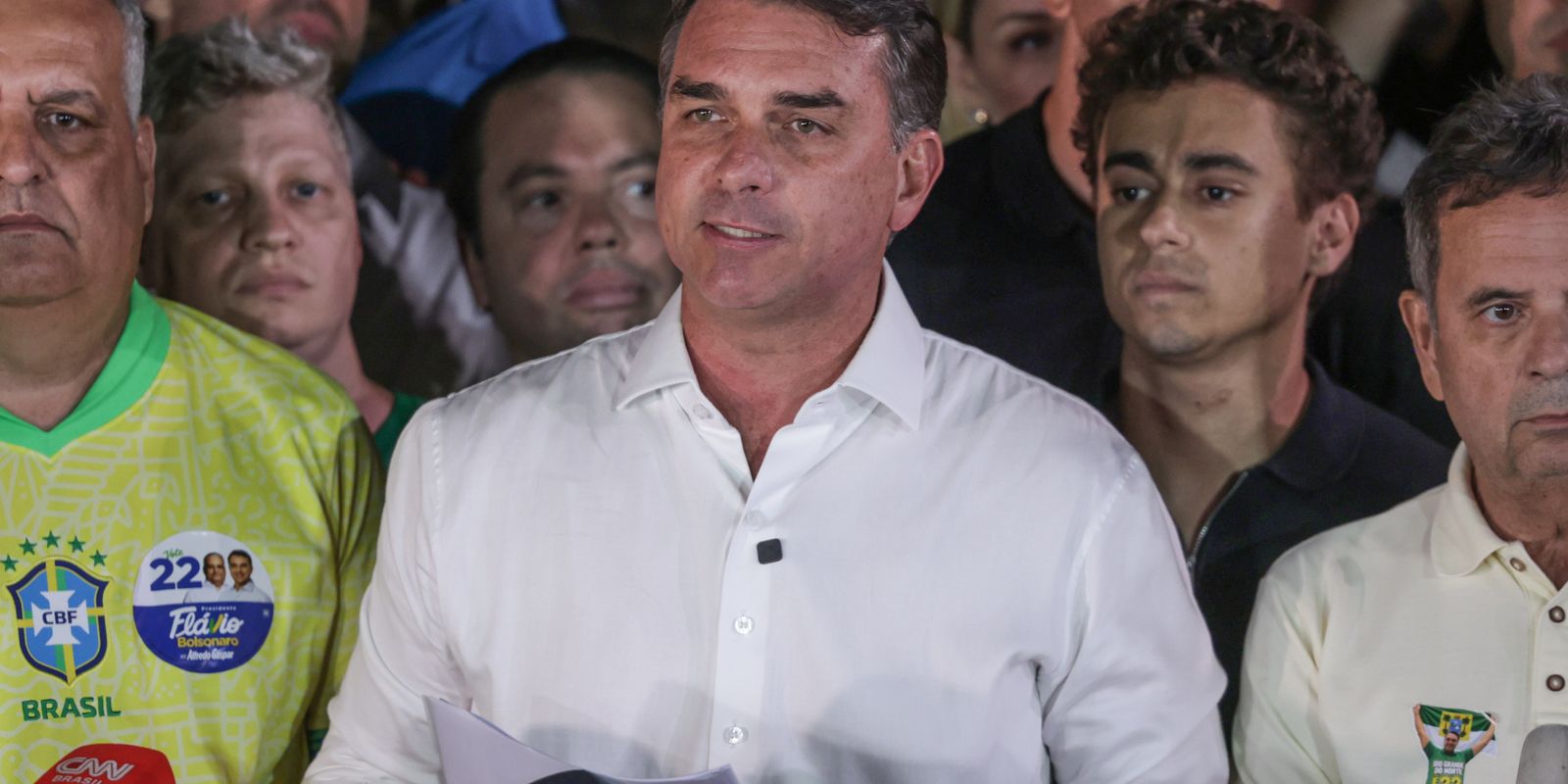 Flávio Bolsonaro não entrega passaportes à PF no prazo fixado por Moraes