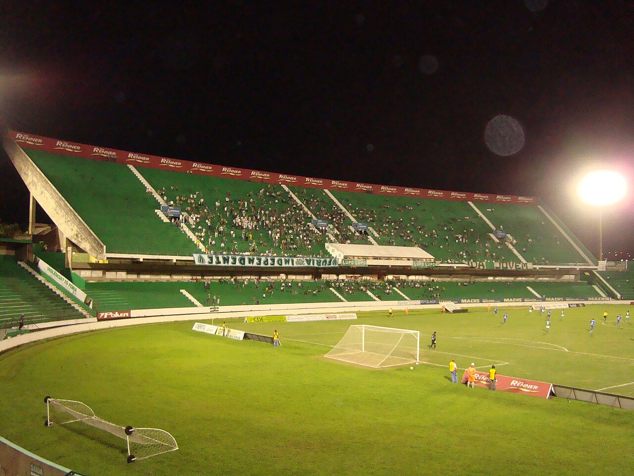 Guarani negocia renovação com Raphael Rodrigues, mas futuro do zagueiro segue incerto