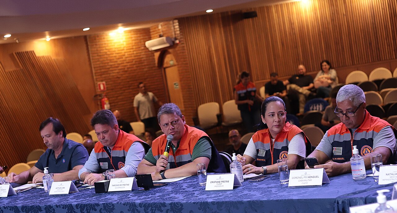 Tarcísio diz que aconselhou Flávio Bolsonaro a ficar no Brasil e pede respeito às urnas