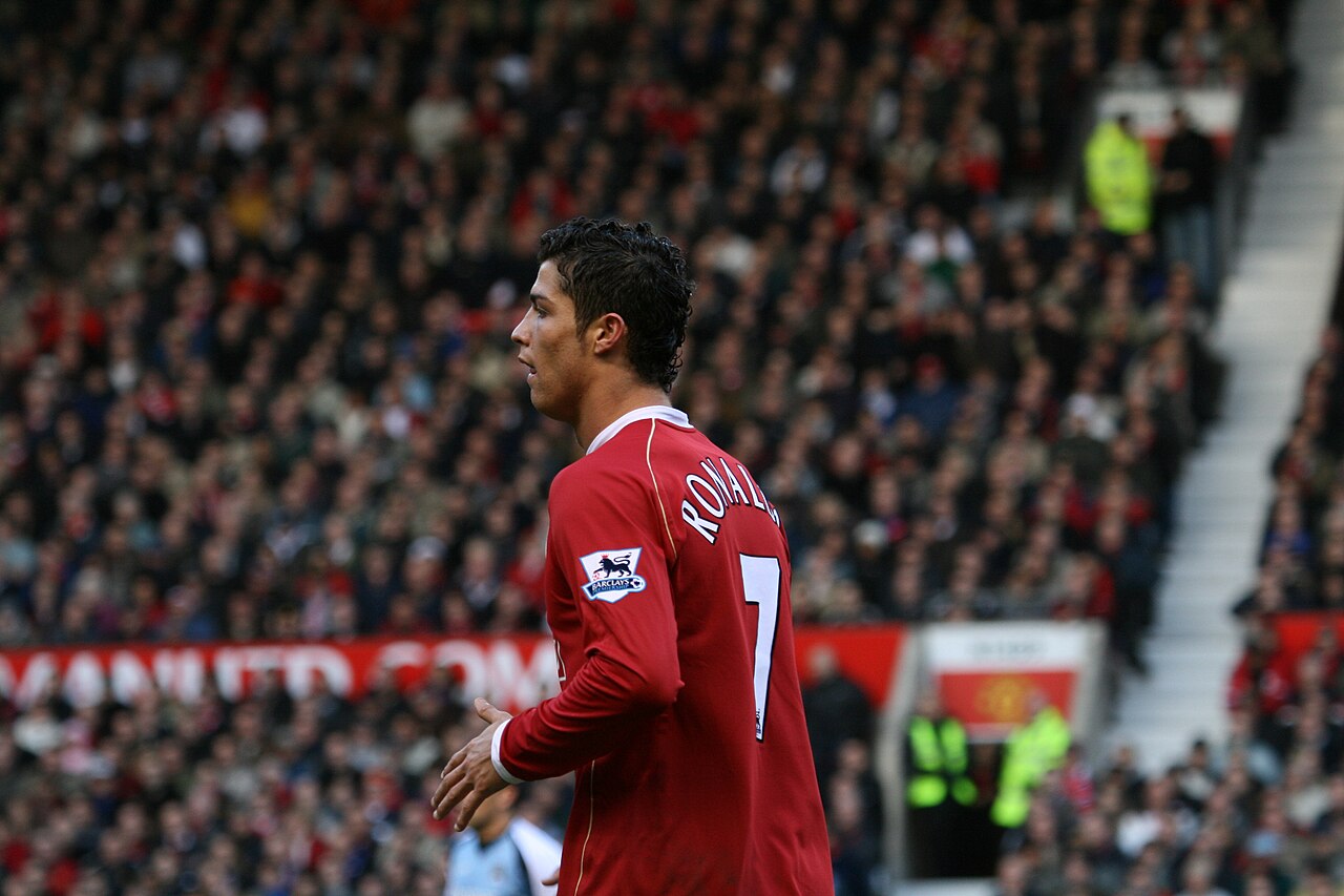 Cristiano Ronaldo 2008 é eleito o melhor Bola de Ouro da história em votação popular