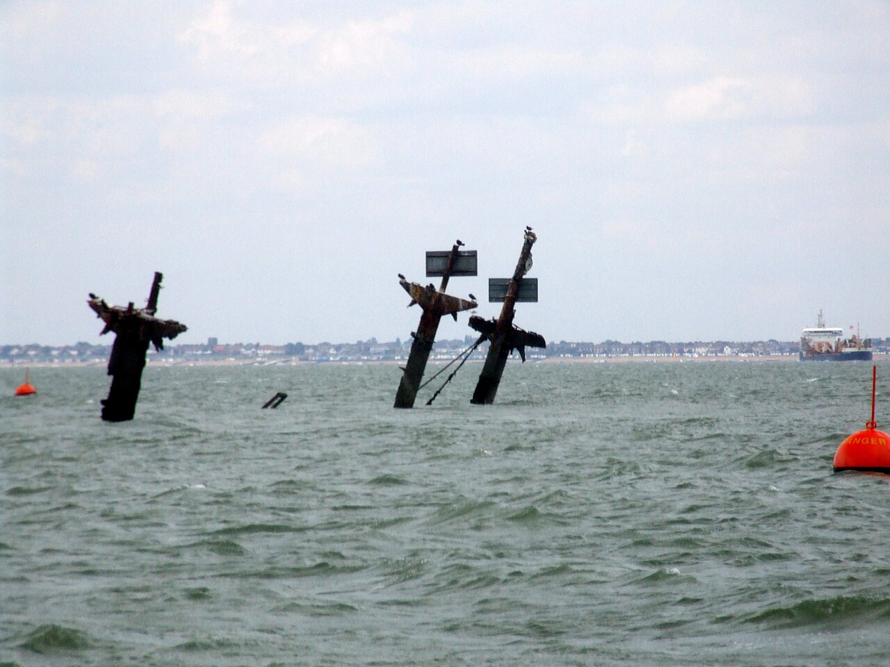 Mastros do navio-bomba da 2ª Guerra são retirados na foz do Tâmisa, mas risco persiste