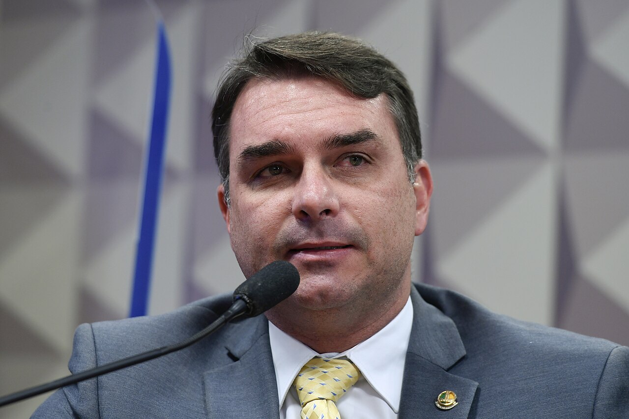 Flávio Bolsonaro se reúne com Eduardo e Ramagem nos EUA após deixar o Brasil