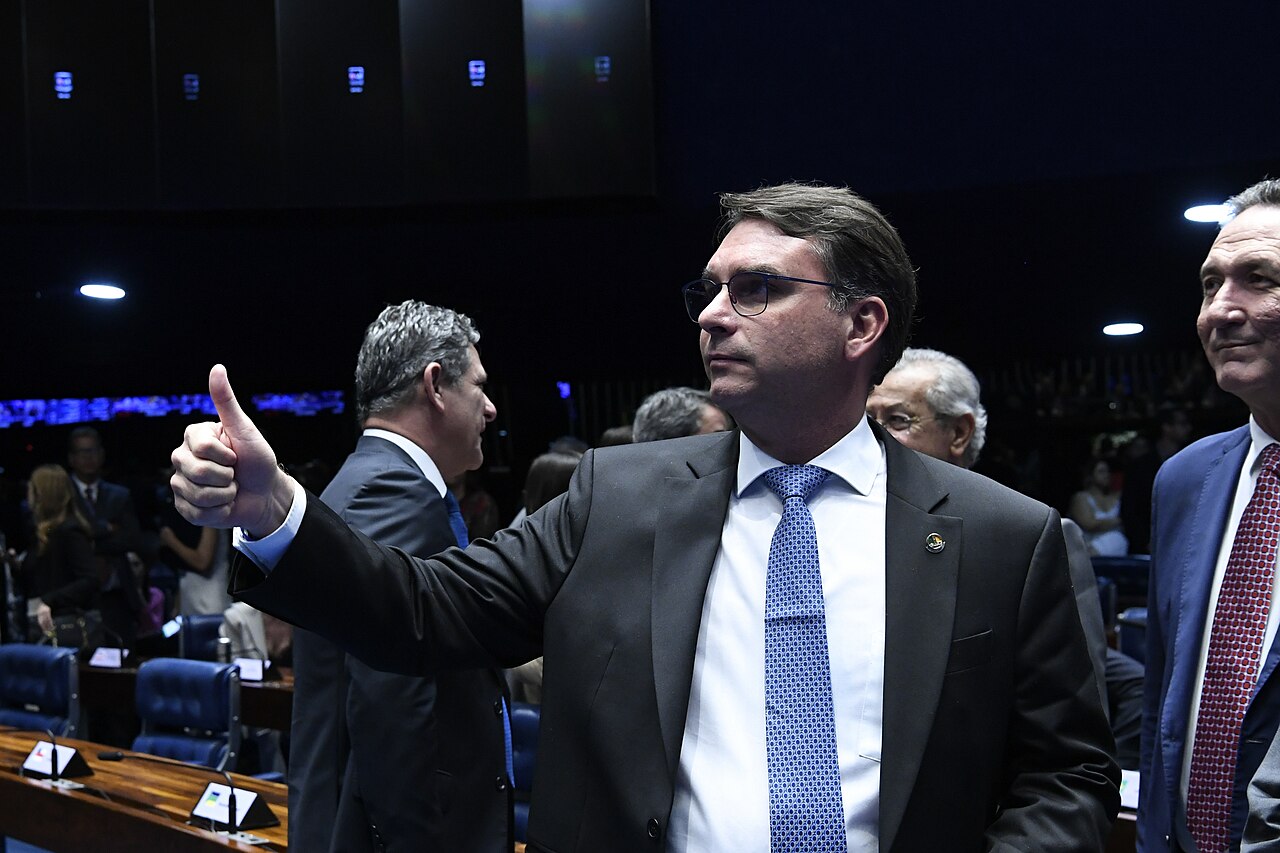 Manifesto de Flávio Bolsonaro circulou com brasão antigo e foi reenviado com versão atual