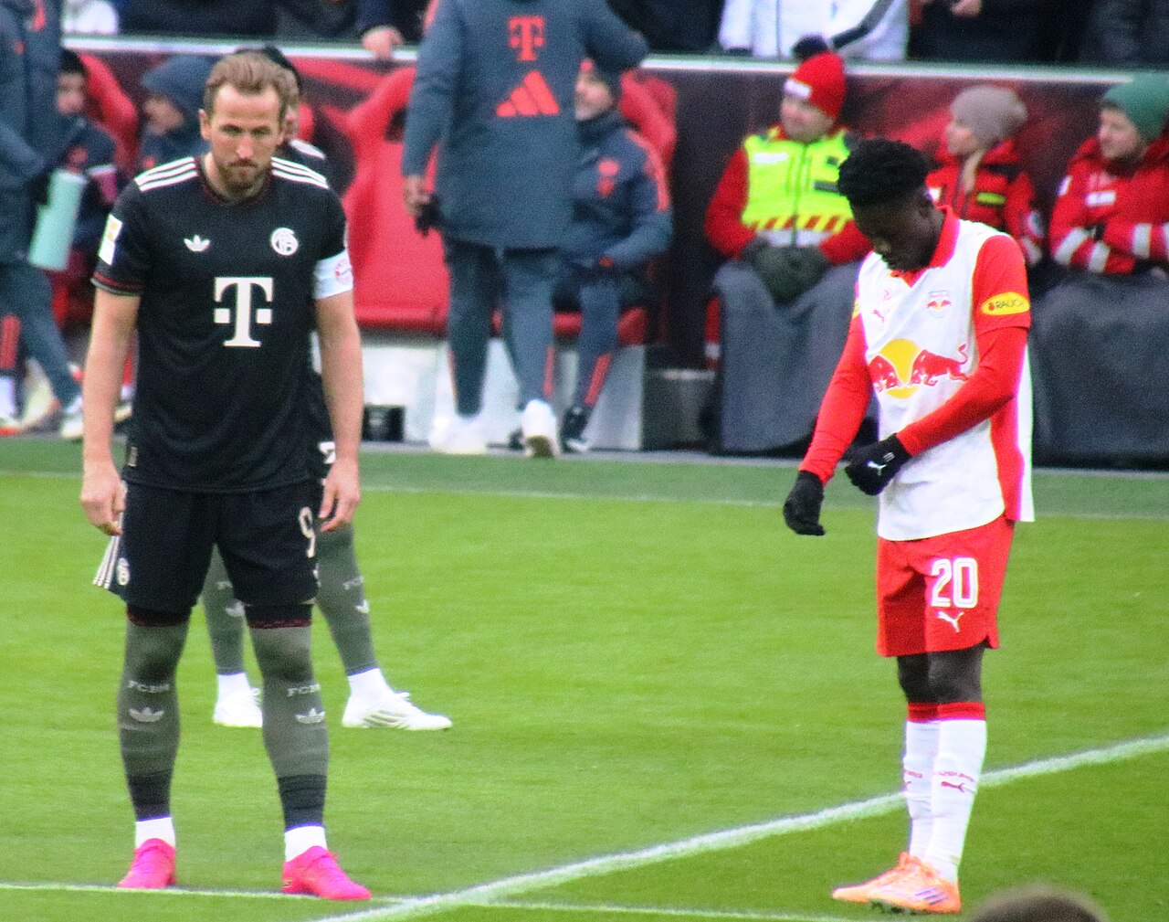 Harry Kane é aplaudido no Bayern e ganha bolo de Bola de Ouro após prêmio