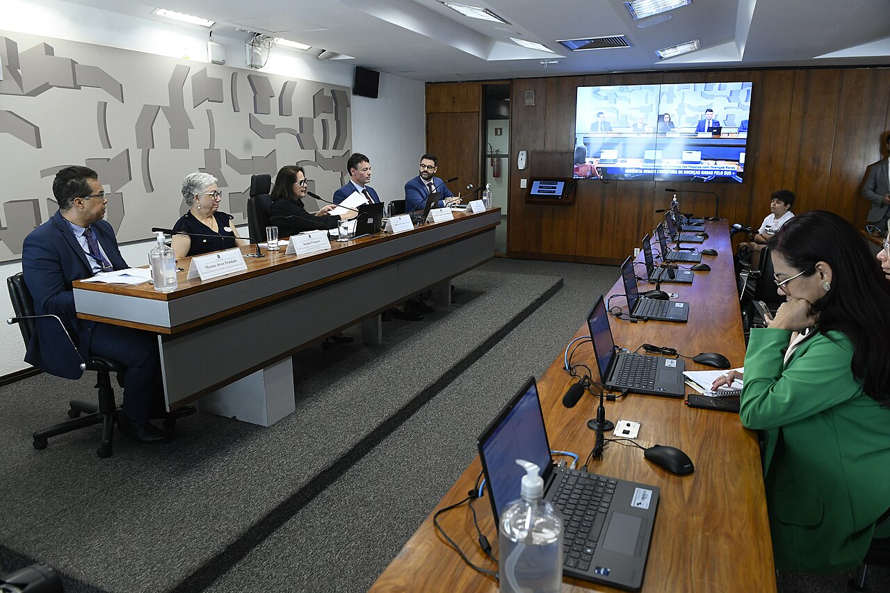 Carlos Bolsonaro visita o pai e reafirma apoio a Marinho para presidir o Senado