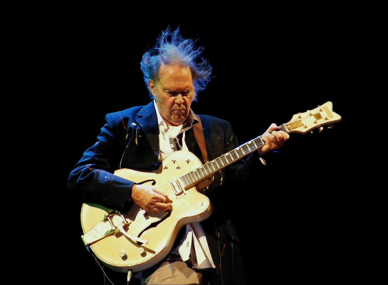 Neil Young processa comitê de Trump em US$ 10 milhões por uso de música em comício