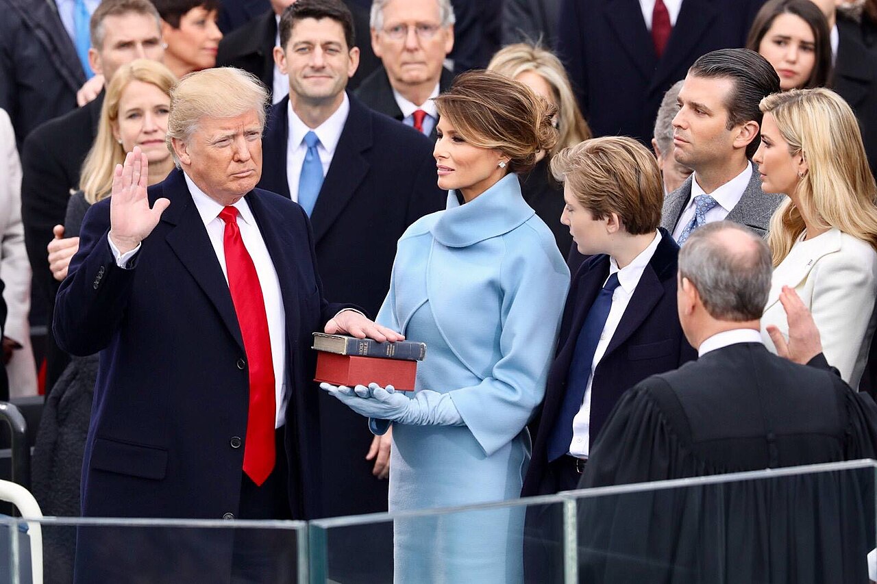 Trump diz que vai proibir o termo inteligência artificial e defende superinteligência