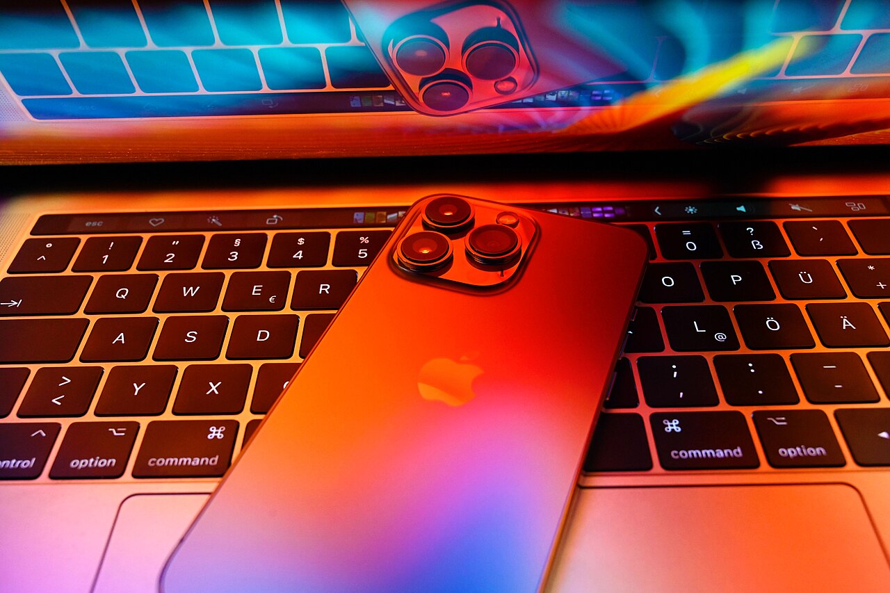 Apple lança MacBook Pro com tela OLED sensível ao toque e chips M5 Pro e M5 Max