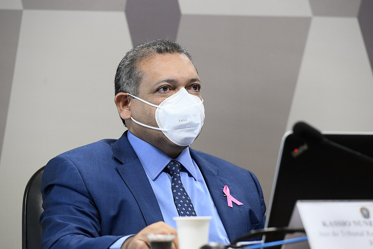 Presidente do TSE, Nunes Marques vota em Brasília e abre o 2º turno das eleições
