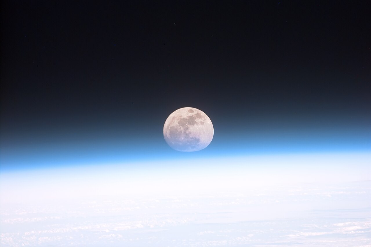Lua do Caçador ilumina o céu de vários países e rende imagens pelo mundo