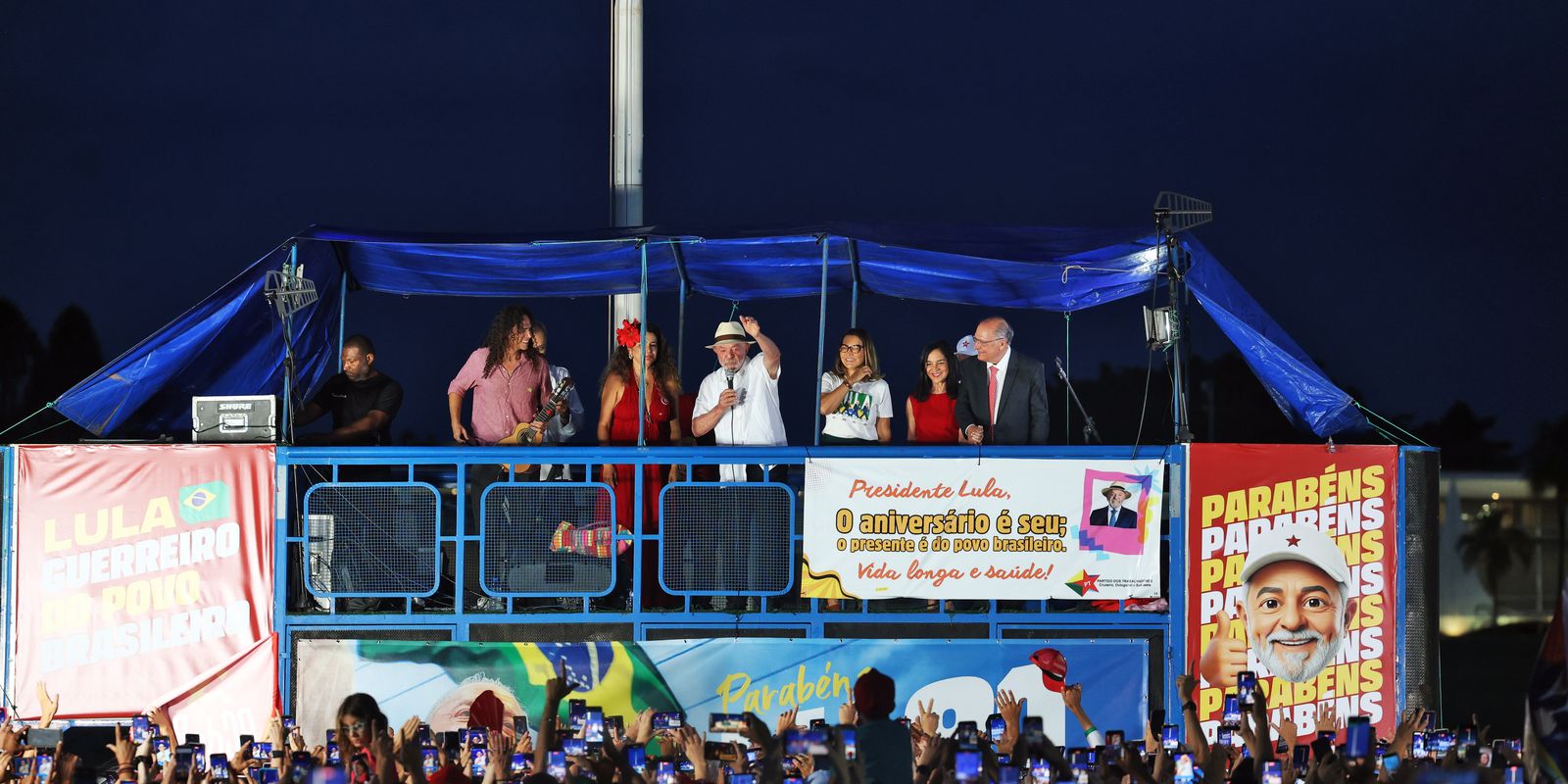 Lula critica saída de Flávio Bolsonaro do Brasil após derrota na eleição