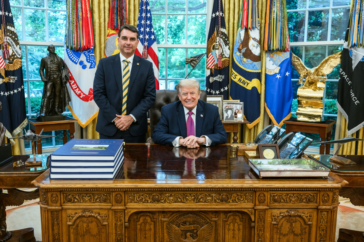 Trump diz aprovar ida de Flávio Bolsonaro aos EUA e critica eleição brasileira