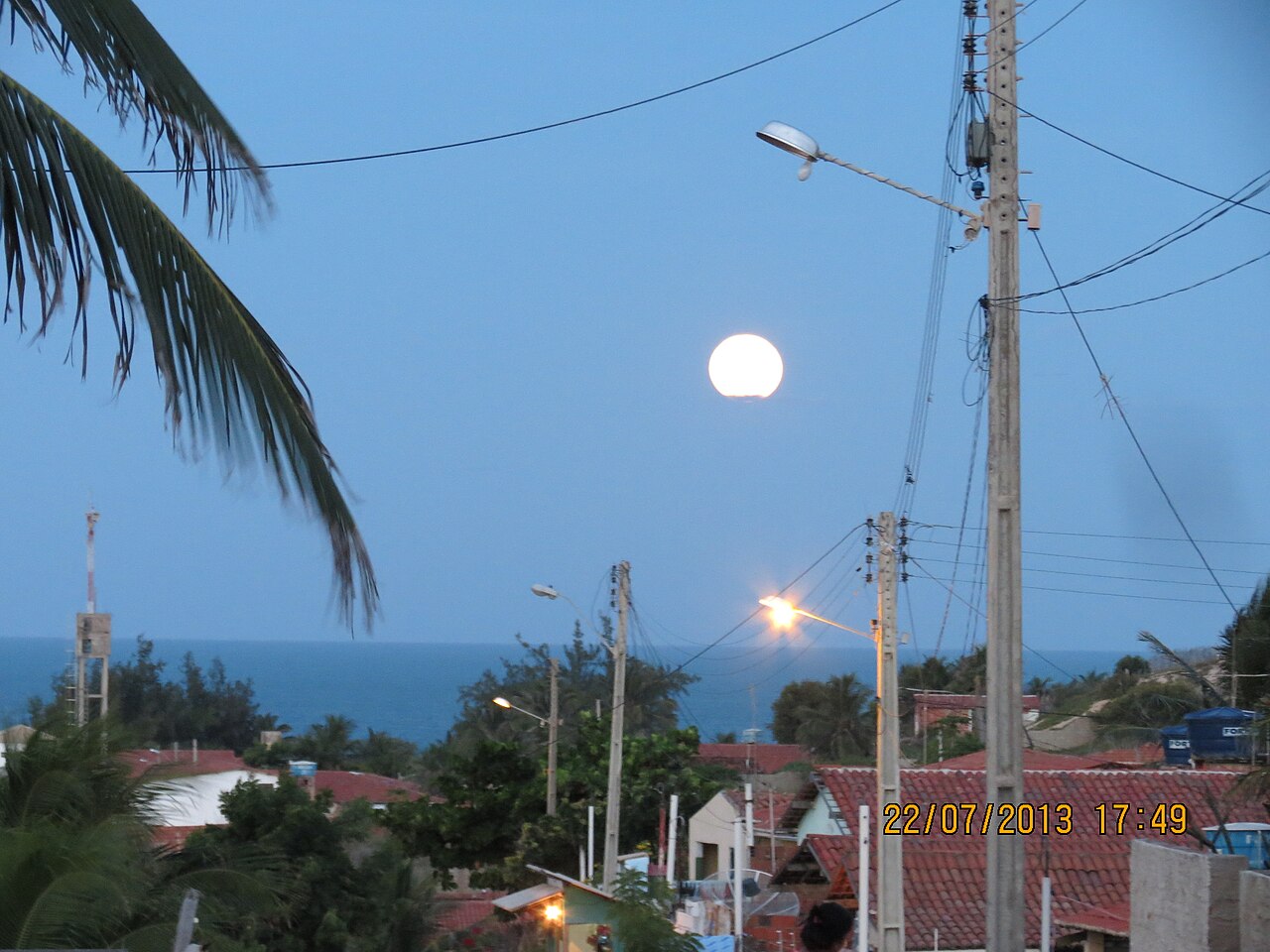 Lua do Caçador ilumina o céu de vários países e rende imagens pelo mundo