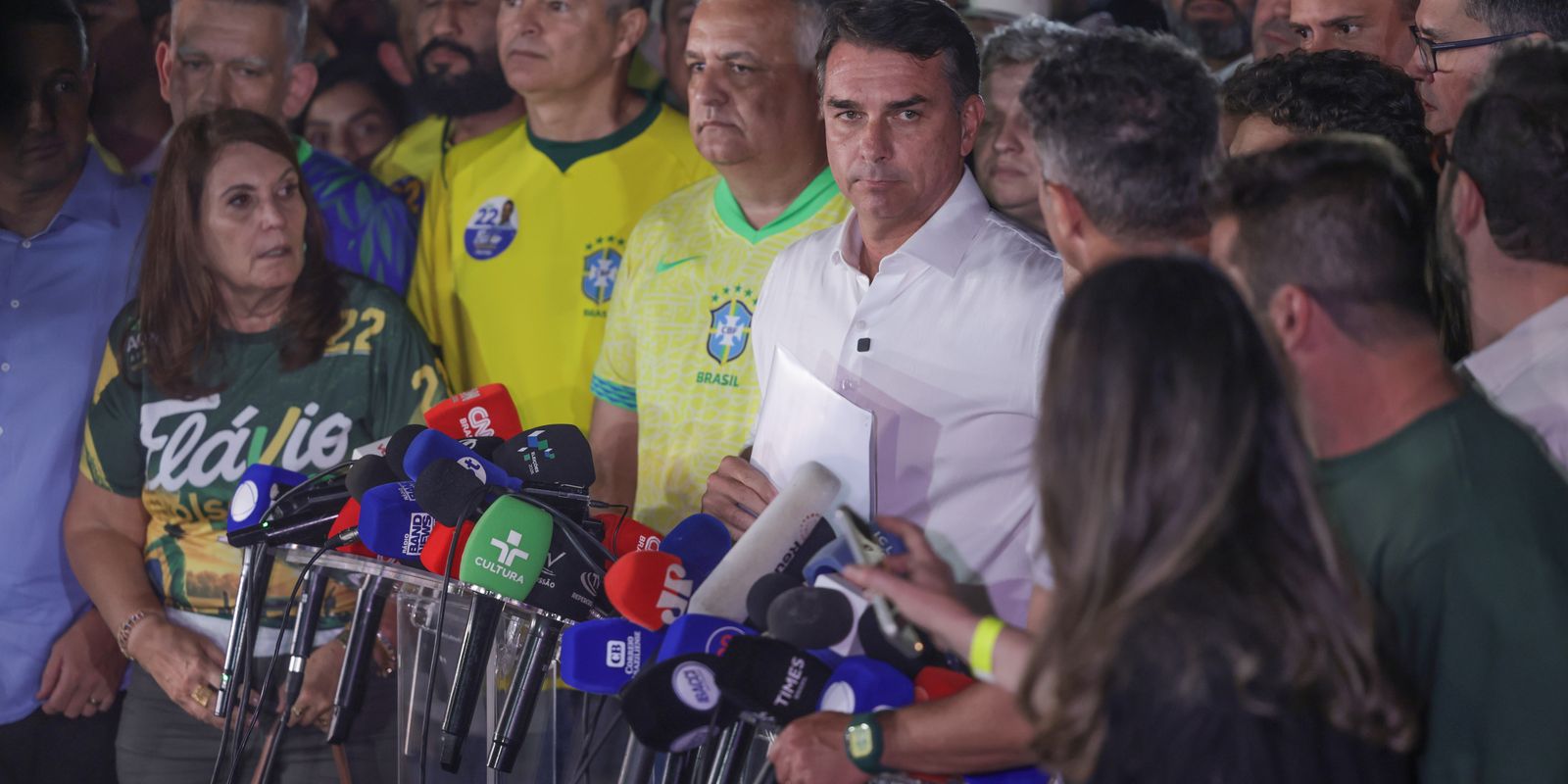Moraes manda Flávio Bolsonaro entregar passaportes; Lula vence e mercados reagem