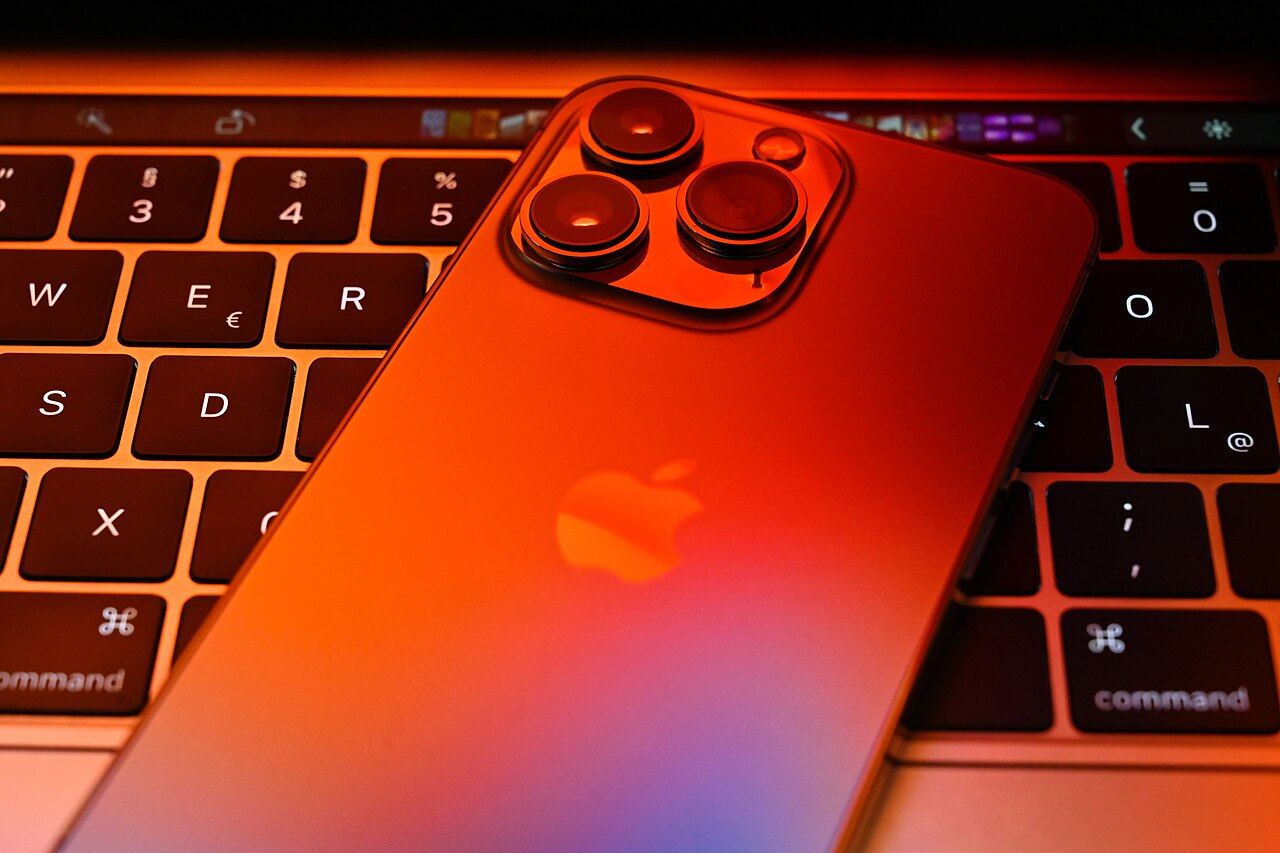 Apple lança primeiro MacBook Pro com tela sensível ao toque