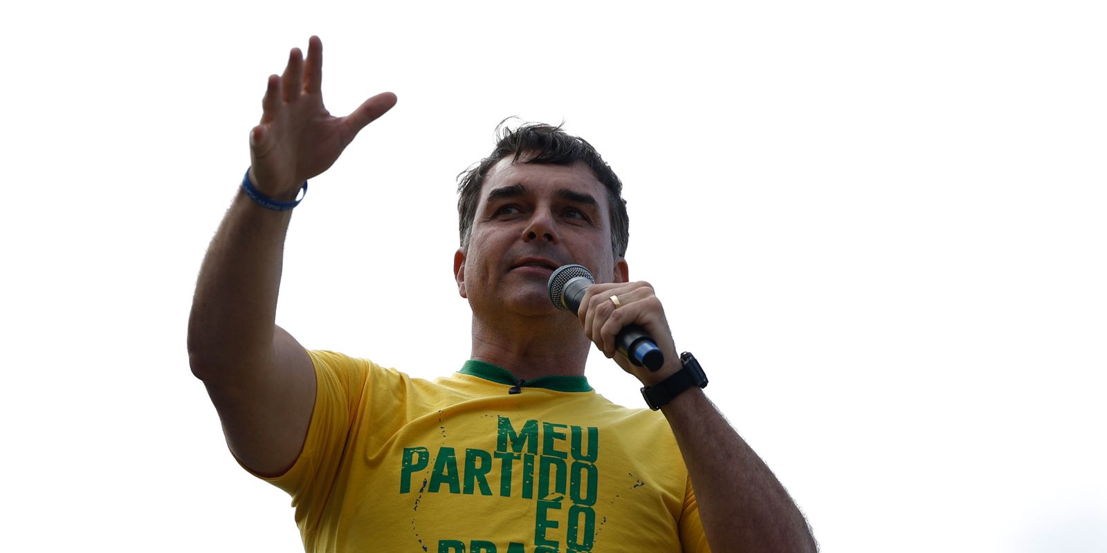 Aliados dizem que Flávio Bolsonaro deixou o Brasil e foi para os EUA